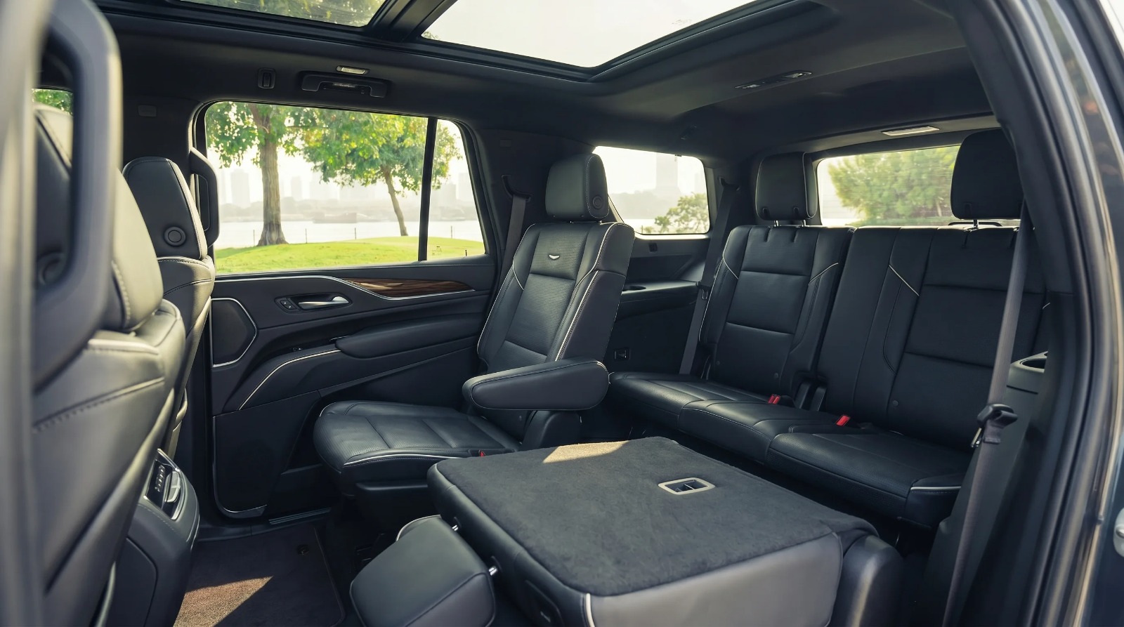 Cadillac Escalade — photo 4